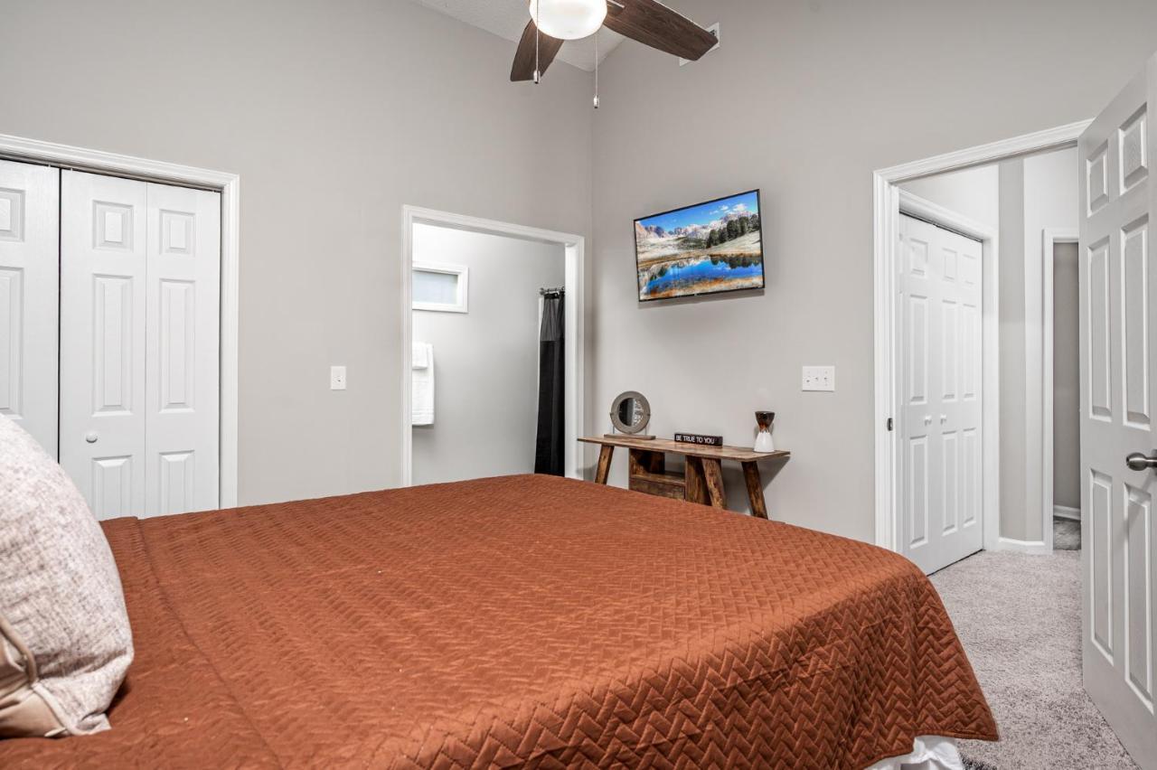 Cozy Industrial Kildaire Farms Home- Near Downtown Apartment *